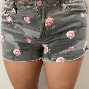 YMI Juniors size 5 floral camp mid rise shorts